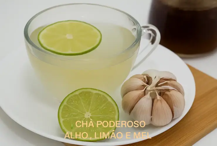 Xícara de chá poderoso com alho, limão e mel para fortalecer a imunidade