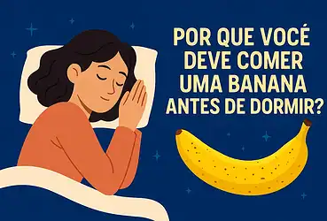 Pessoa comendo banana antes de dormir para melhorar o sono e relaxar