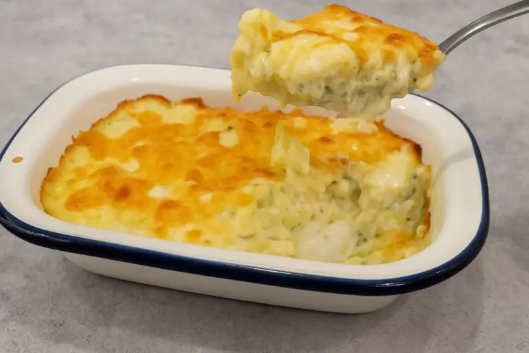 Chuchu gratinado cremoso no forno com queijo derretido e crocante por cima.