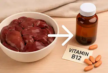Fígado de galinha cru em tigela branca ao lado de suplemento de vitamina B12, com seta indicando equivalência nutricional