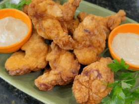 Frango frito com molho rosê