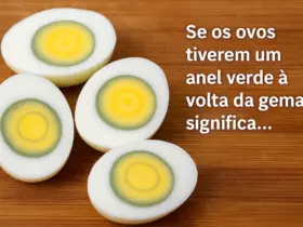Ovos cozidos cortados ao meio mostrando a gema amarela com anel verde ao redor, indicando reação química comum no cozimento.