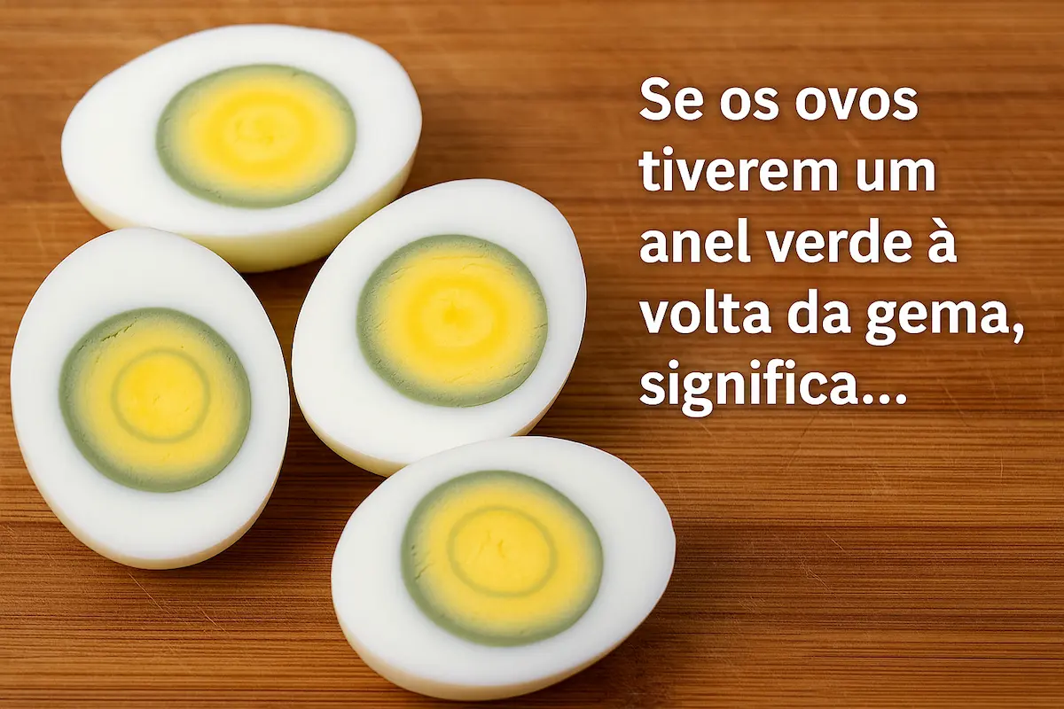 Ovos cozidos cortados ao meio mostrando a gema amarela com anel verde ao redor, indicando reação química comum no cozimento.