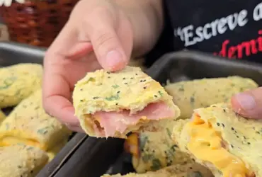 Salgado assado de milho fácil e delicioso fica melhor que pastel ! 46 salgado assado de milho