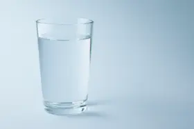 Por que os médicos recomendam beber 8 copos de água por dia — Guia prático