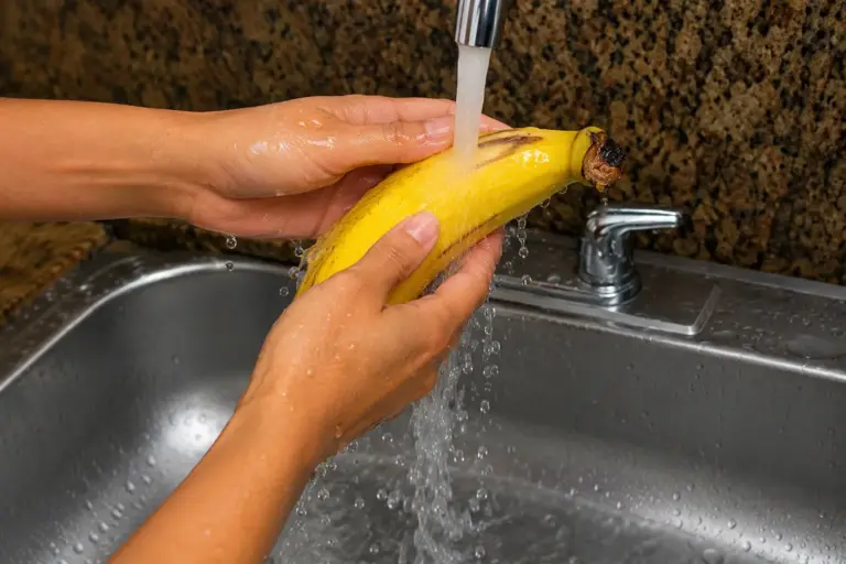 Lavar uma banana madura
