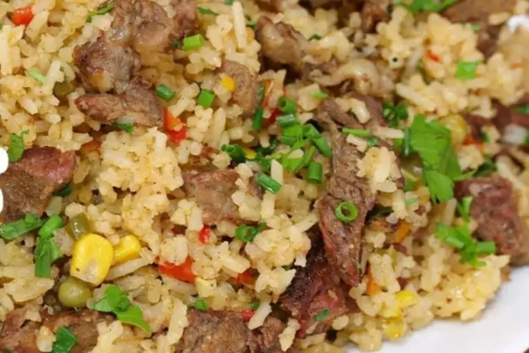 Arroz carreteiro completo com sobras de churrasco ganha versão prática e saborosa