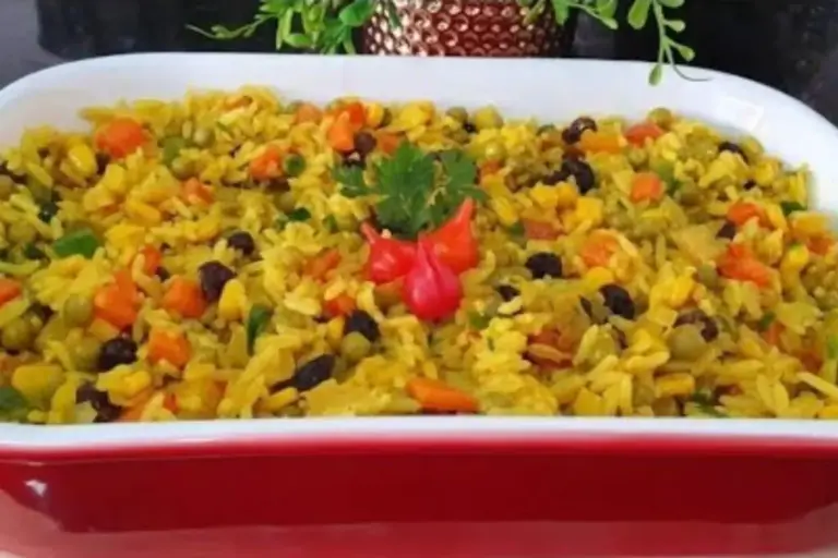 Arroz de festa colorido e soltinho é opção prática para refeições especiais