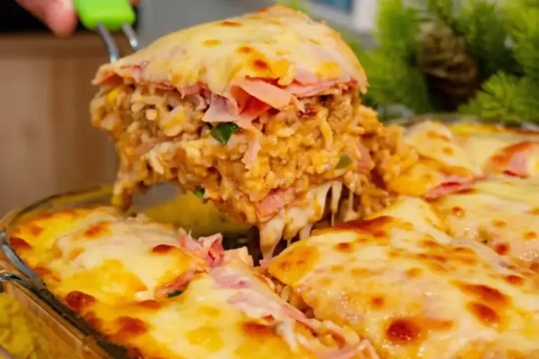 Arroz de forno cremoso com carne moída leva queijo derretido e rende refeição completa - Imagem 1