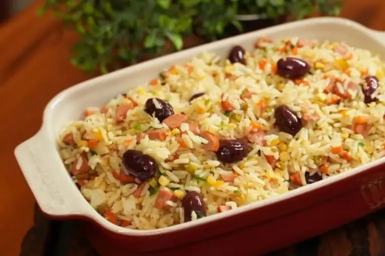 Arroz temperado com salsicha e legumes rende almoço completo e prático