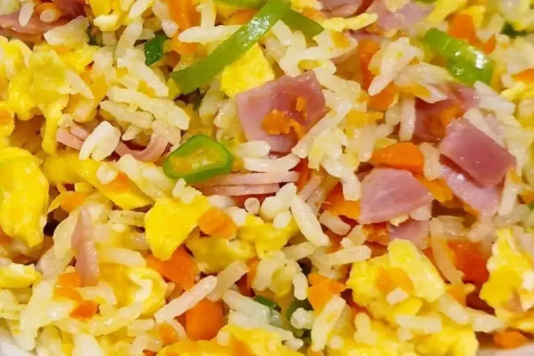 Arroz yakimeshi colorido e saboroso é opção prática para um almoço especial - Imagem 1