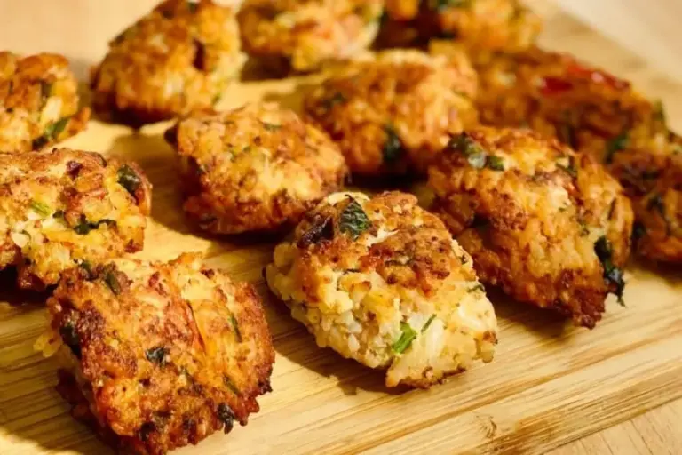 Bolinho de arroz com calabresa fica crocante por fora e macio por dentro
