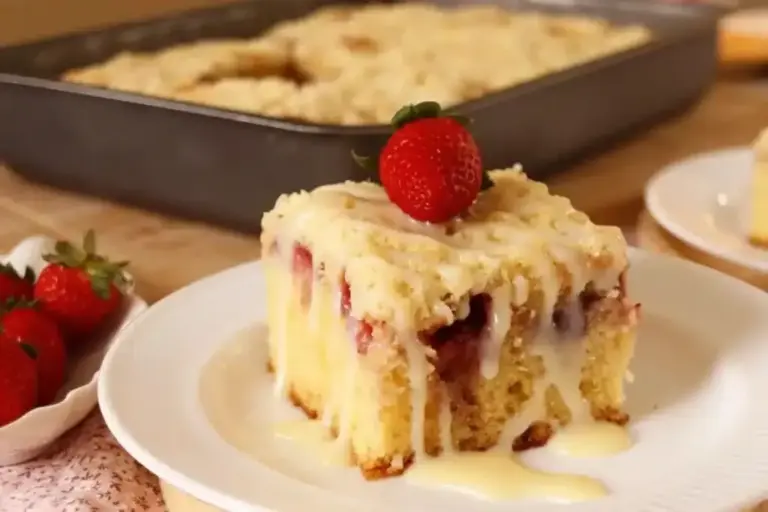 Bolo cuca de morango sai do forno com farofa crocante e recheio de leite condensado - Imagem 1