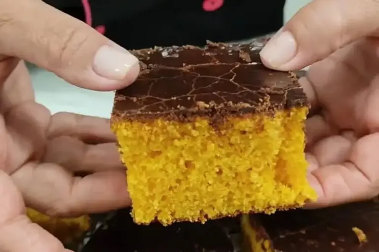 Bolo de cenoura com cobertura de chocolate fica fofinho e molhadinho