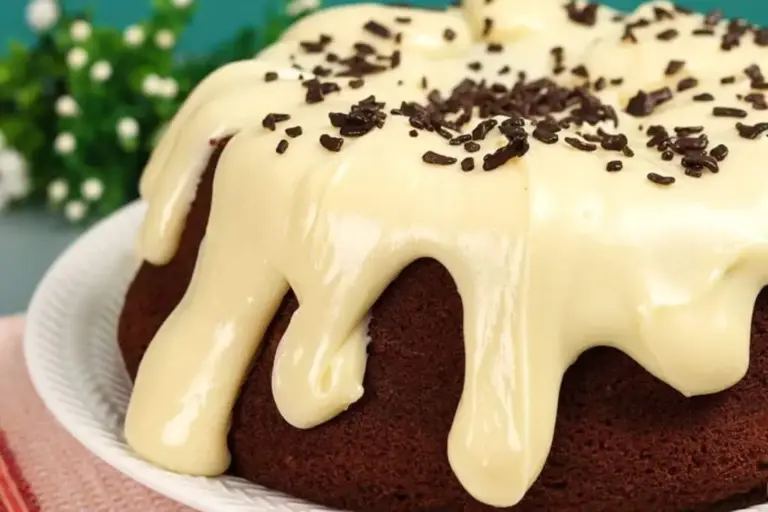 Bolo de chocolate com Ninho fica leve e úmido para o lanche