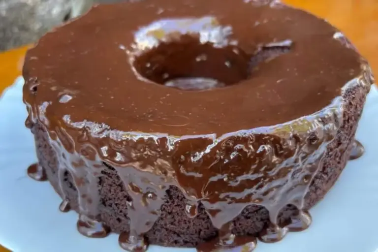 Bolo de chocolate zero açúcar: receita leva flocão de milho, café e calda cremosa