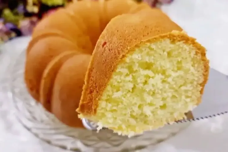 Bolo de coco com limão fica fofinho, molhadinho e com toque azedinho