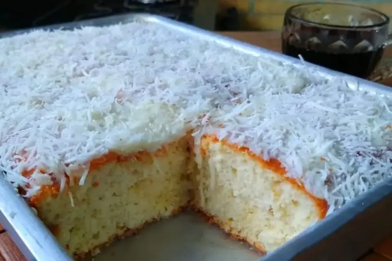 Bolo de coco fofinho e molhadinho é feito no liquidificador e rende sobremesa caseira