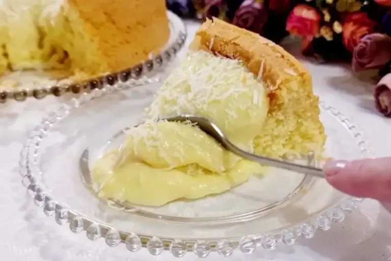 Bolo de coco sem glúten leva creme aveludado e massa fofinha