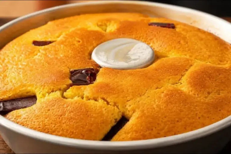 Bolo de fubá de liquidificador fica macio e leva goiabada na massa
