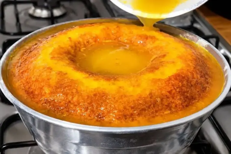 Bolo de laranja fofinho ganha calda cítrica e massa macia para o café da tarde