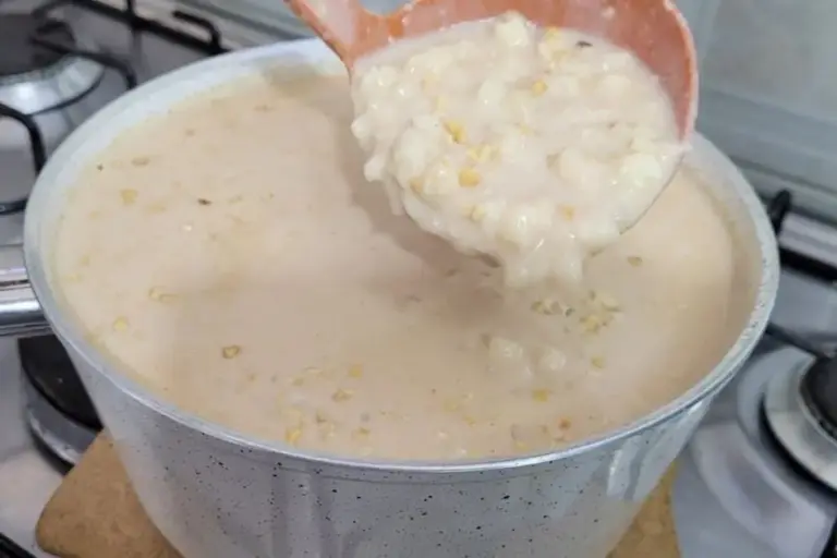 Canjica cremosa caramelizada ganha versão com coco, doce de leite e chocolate branco