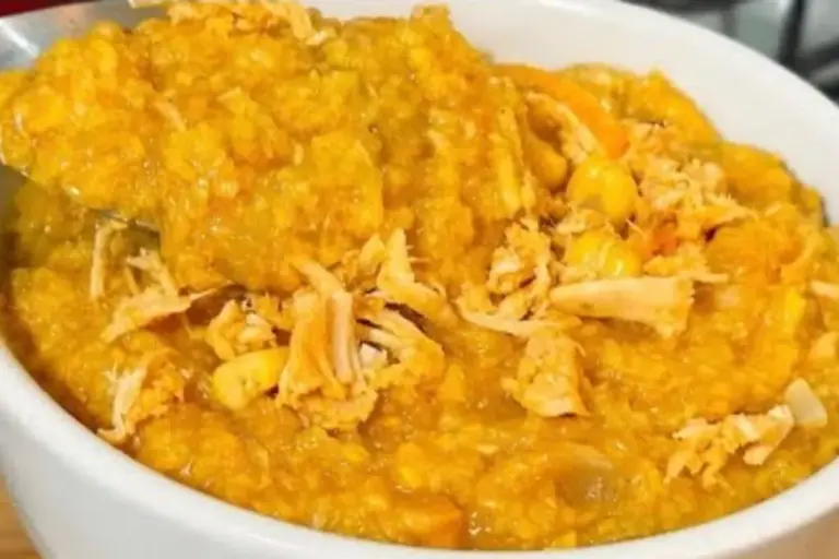 Cuscuz mole recheado com frango fica molhadinho e bem temperado