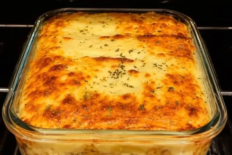 Escondidinho de frango cremoso fica pronto com purê macio e queijo derretido - Imagem 1