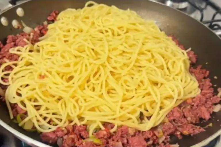 Espaguete soltinho com carne de lata fica pronto rápido e leva poucos ingredientes - Imagem 1