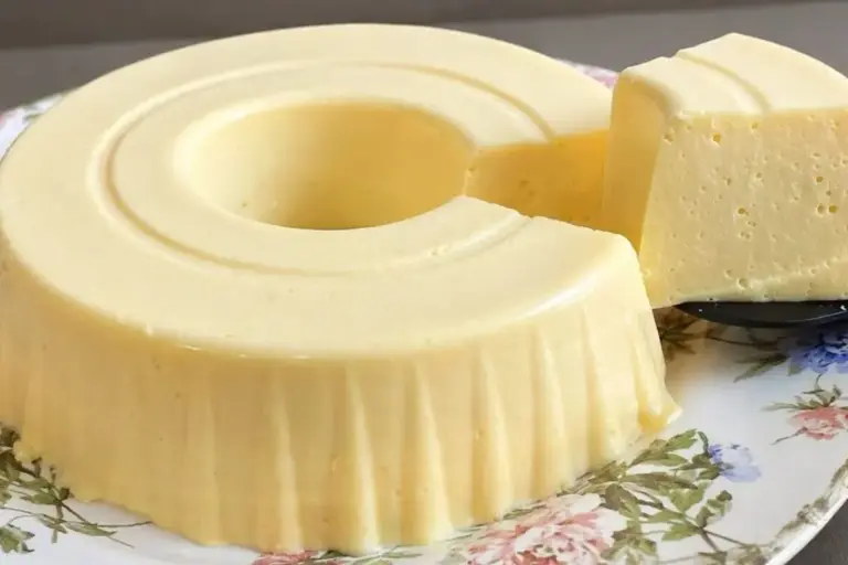 Flan de maracujá batido no liquidificador fica pronto rápido e rende sobremesa cremosa