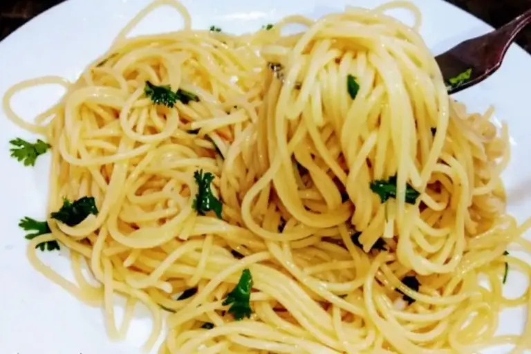 Macarrão alho e óleo fica pronto em minutos e ganha versão soltinha e saborosa