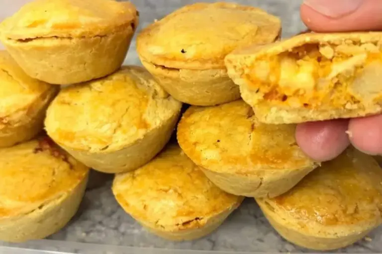 Massa de empadinha fica macia e traz recheio cremoso de palmito - Imagem 1