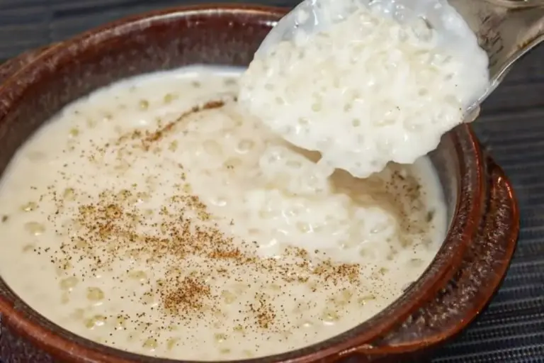 Mingau de tapioca com coco fica cremoso, quente e muito prático