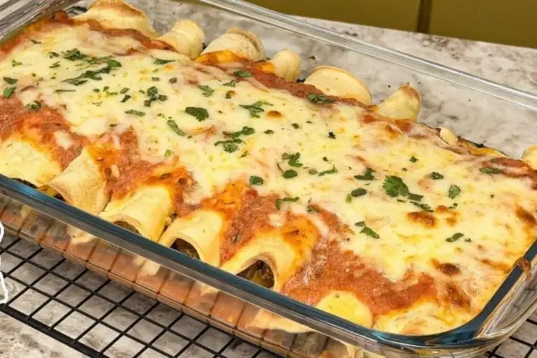 Panqueca de carne moída sai suculenta com molho encorpado e queijo derretido