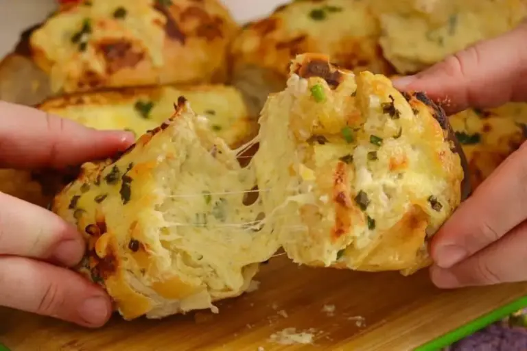 Pão de alho cremoso ganha versão fácil para forno ou churrasqueira