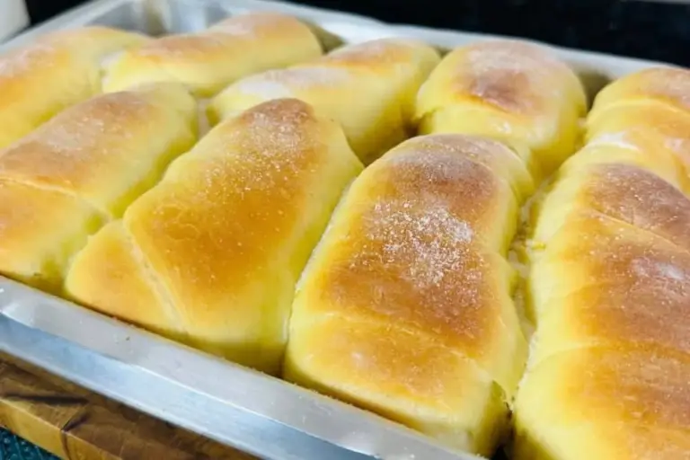 Pãozinho de laranja fica fofinho e perfumado e pode ser servido quentinho em casa