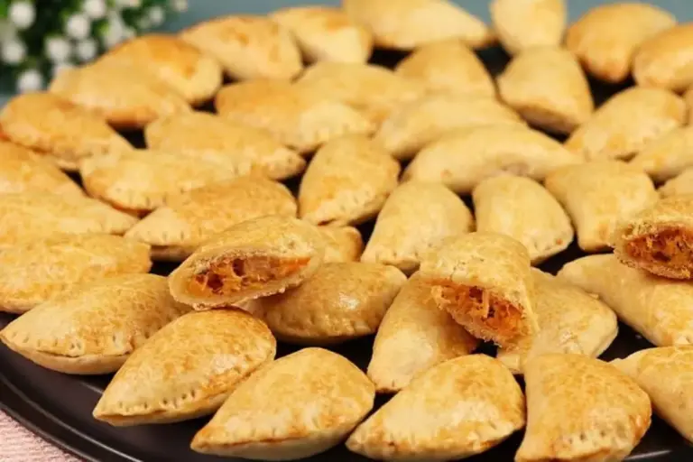 Pastel de forno com massa leve e poucos ingredientes ganha versão prática - Imagem 1
