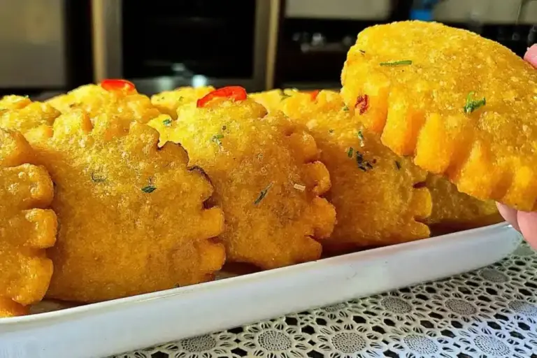 Pastelzinho de fubá sem farinha de trigo ganha versão crocante e recheio de frango