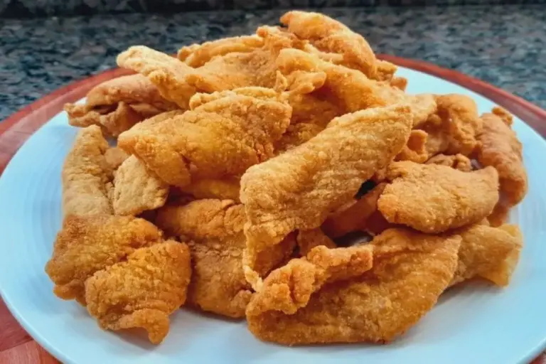 Peixe frito no fubá fica sequinho e crocante com preparo simples