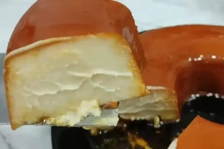 Pudim de iogurte natural com leite condensado fica pronto em 25 minutos e leva só 3 ingredientes - Imagem 1