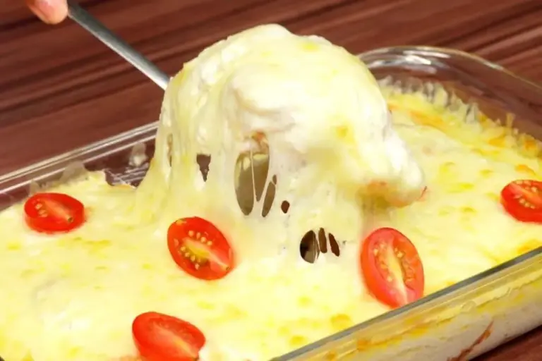 Receita com camarão fácil ganha molho branco e muçarela e vai ao forno