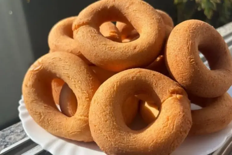 Rosquinhas de polvilho doce ficam crocantes por fora e macias por dentro