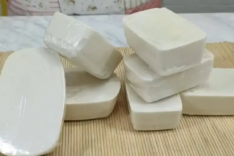 Sabão branqueador caseiro rende 1 quilo e ajuda a clarear roupas manchadas - Imagem 1