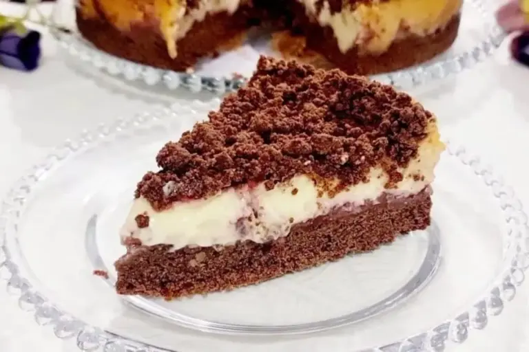 Torta de chocolate com creme e morangos ganha versão cremosa e visual caprichado - Imagem 1