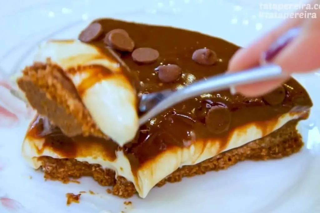 Torta de limão rápida leva poucos ingredientes e ganha creme azedinho com cobertura de chocolate - Imagem 1