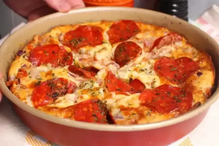 Torta de pepperoni com massa fofinha de liquidificador fica pronta em 30 minutos
