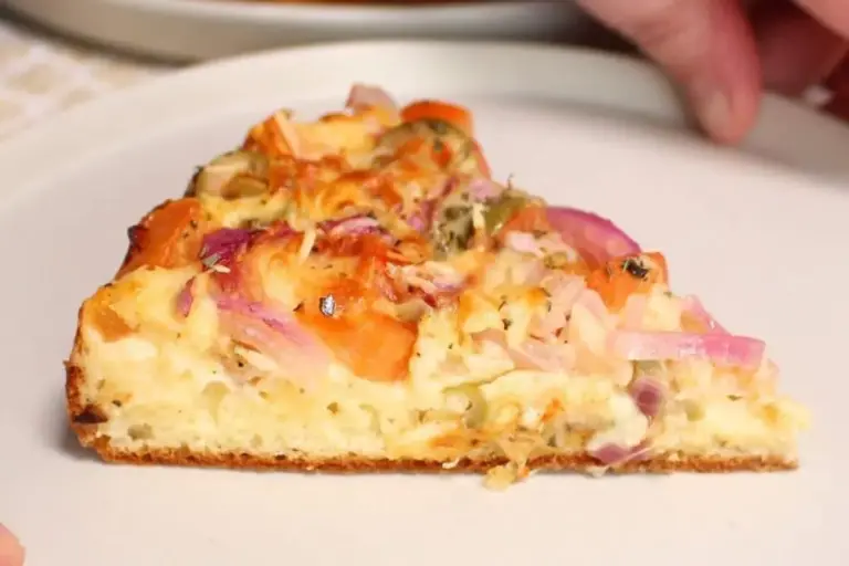 Torta de tomate com queijo fica pronta em minutos e leva recheio caprichado - Imagem 1