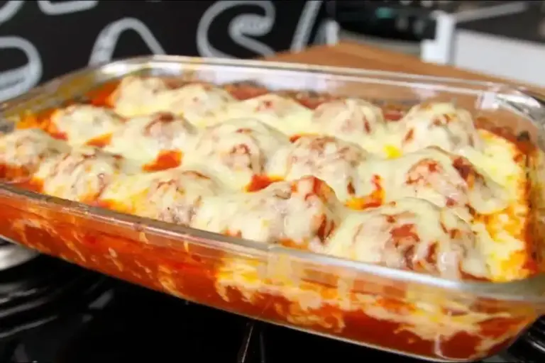 Almôndegas à parmegiana: receita prática leva molho de tomate e queijo derretido