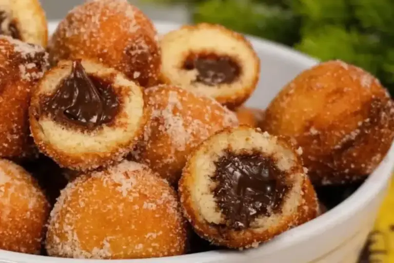 Bolinho de chuva trufado de brigadeiro leva recheio cremoso e massa fofinha
