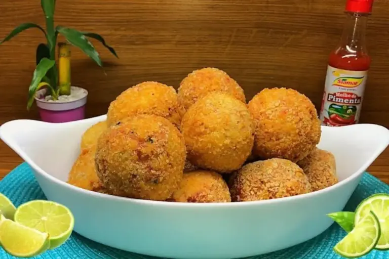 Bolinho de linguiça com queijo fica crocante por fora e macio por dentro - Imagem 1